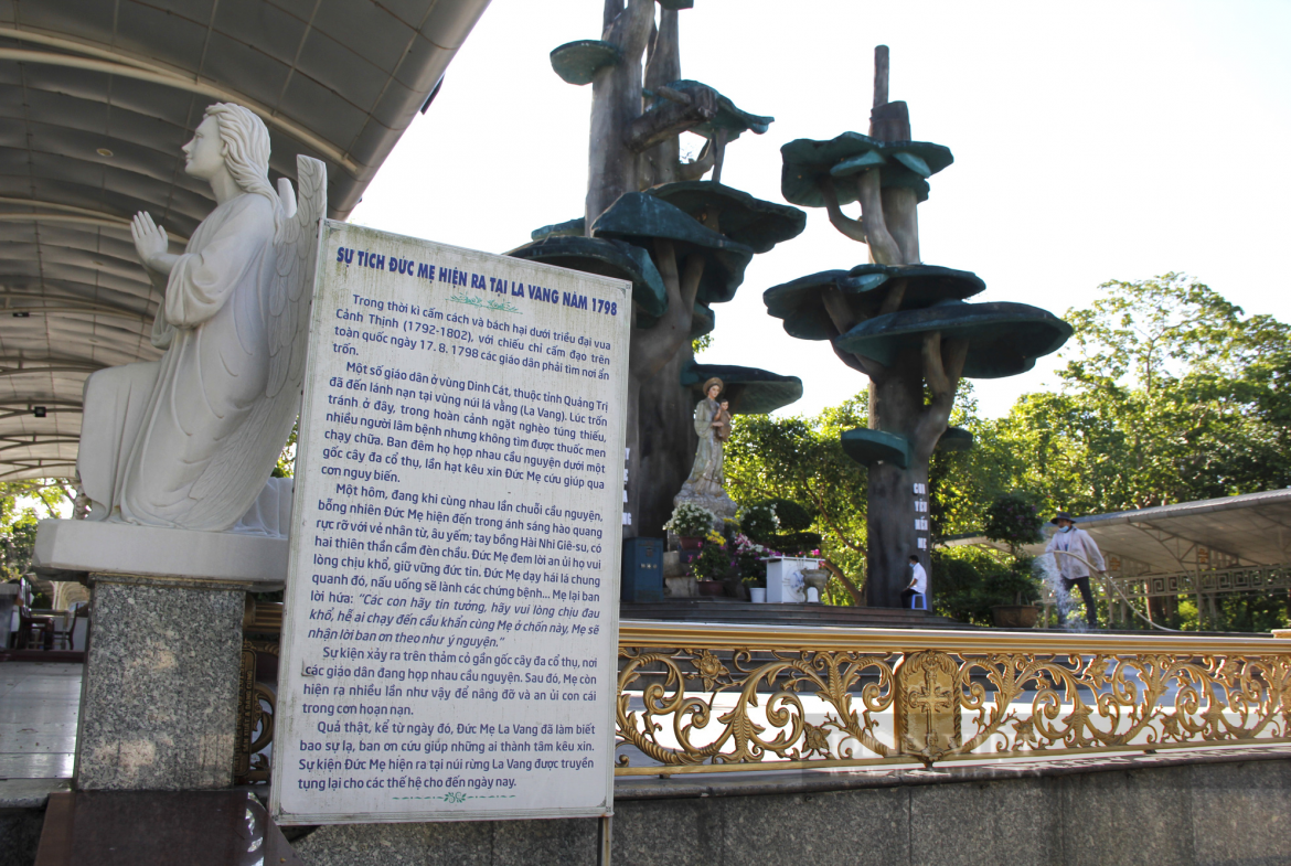 Sự tích Đức Mẹ La Vang hiện ra năm 1798 được đặt tại Trung tâm Hành hương Đức Mẹ La Vang