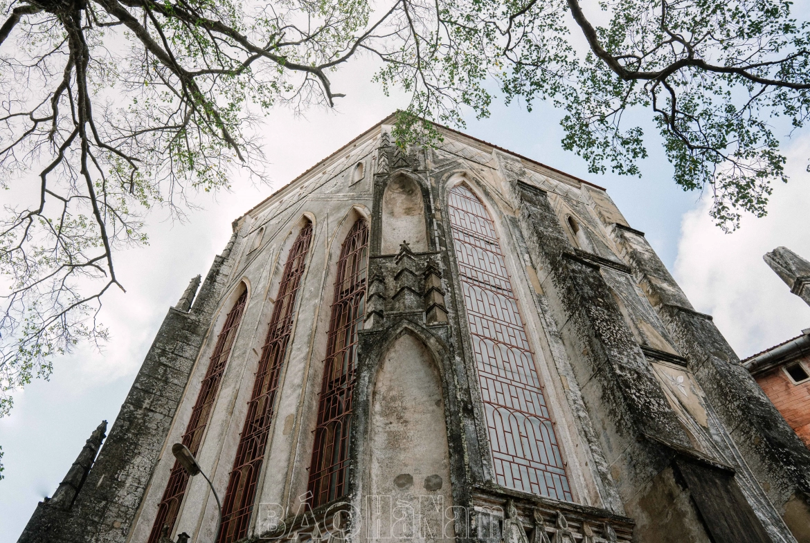 Trải qua 140 năm, nhà thờ Sở Kiện vẫn còn lưu giữ vẹn nguyên được những nét cổ xưa từ thời ông cha đã xây dựng.