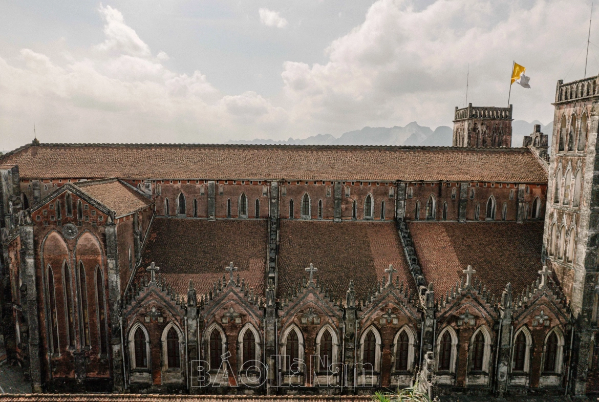 Cho đến nay, Sở Kiện là công trình duy nhất ở Việt Nam có khuôn viên được quy hoạch và xây dựng theo kiểu quần thể nhà thờ Duomo của Ý.