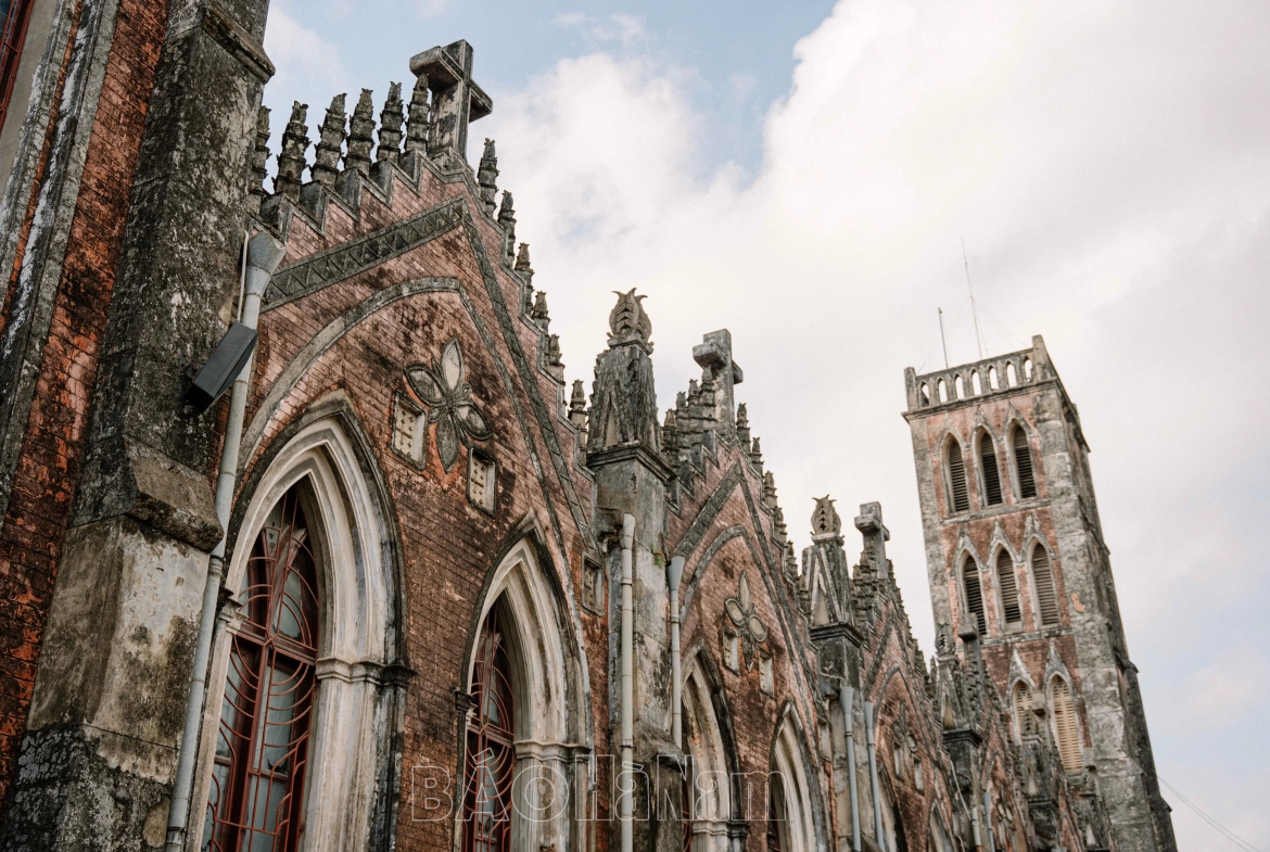 Nhà thờ Sở Kiện được xây theo kiến trúc Gothic kết hợp với nét Á Đông, phần cung thánh và bàn thờ được làm bằng gỗ chạm trổ tinh vi, sơn son thiếp vàng theo phong cách truyền thống Việt Nam.