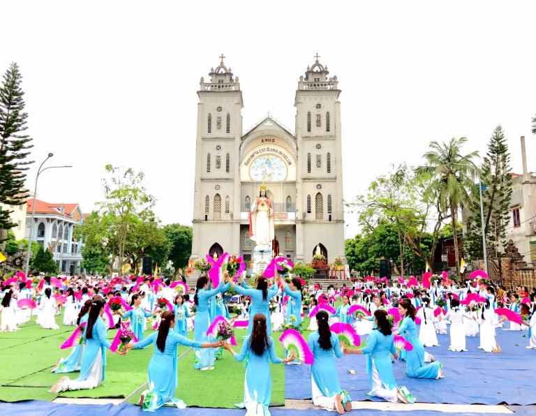 Nhà Thờ Bái Xuyên (Bái Vàng)