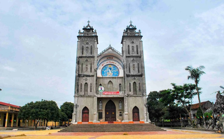 Nhà Thờ Bái Xuyên (Bái Vàng)